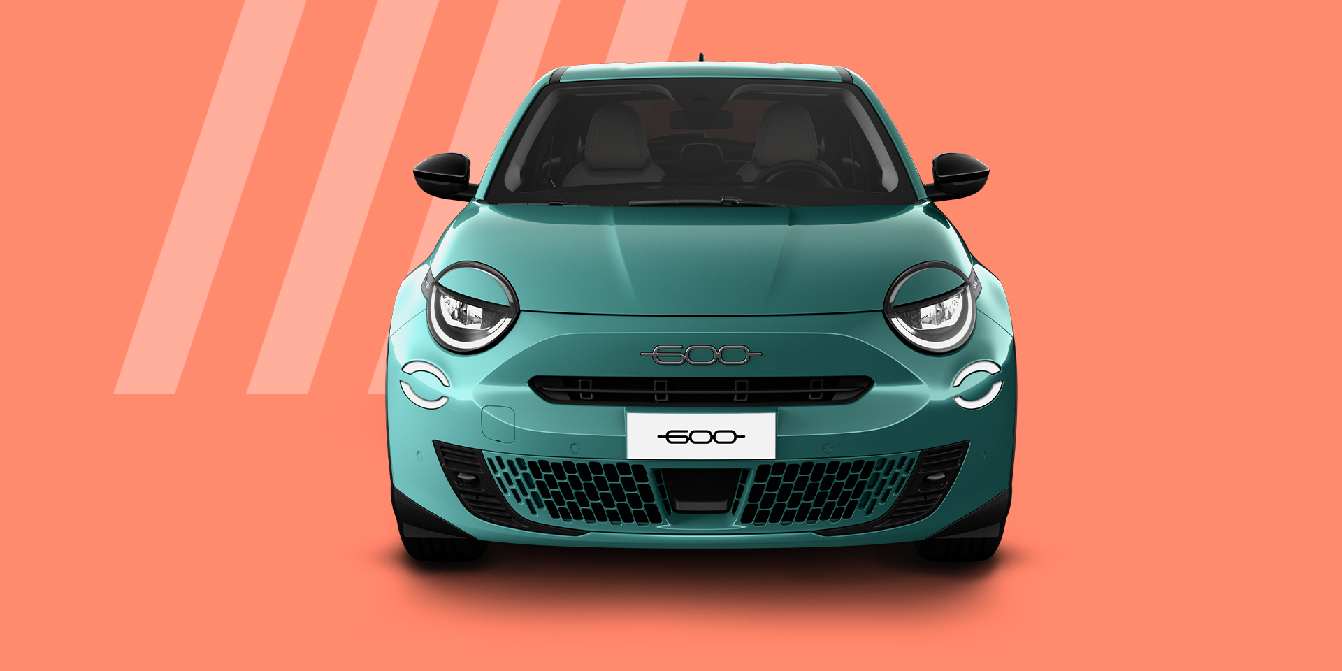 Fiat 600 hybride La Prima en teal, vue avant sur fond orange