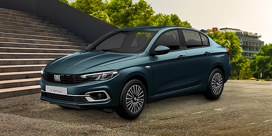 Fiat Tipo berline stationnée près d'escaliers à l'extérieur