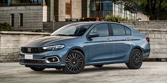 Fiat Tipo berline stationnée en extérieur