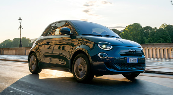 Fiat 500X sur une route de montagne. Kit de réparation de pare-brise Fiat