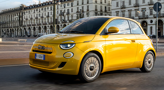 FIAT 500X sur une route de montagne. Kit de réparation de pare-brise FIAT