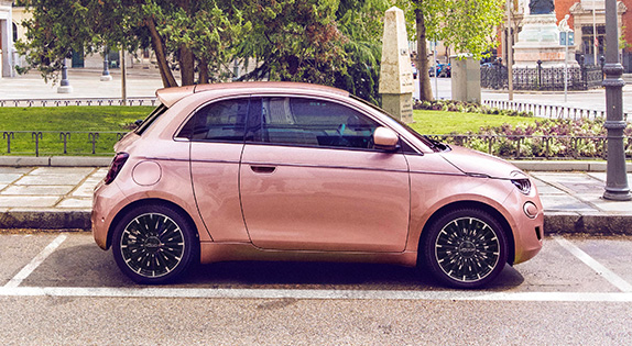 Fiat 500X sur une route de montagne. Kit de réparation de pare-brise Fiat